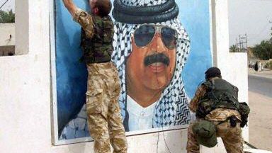 Niszczenie portretu Saddama w Basrze (fot. AFP)