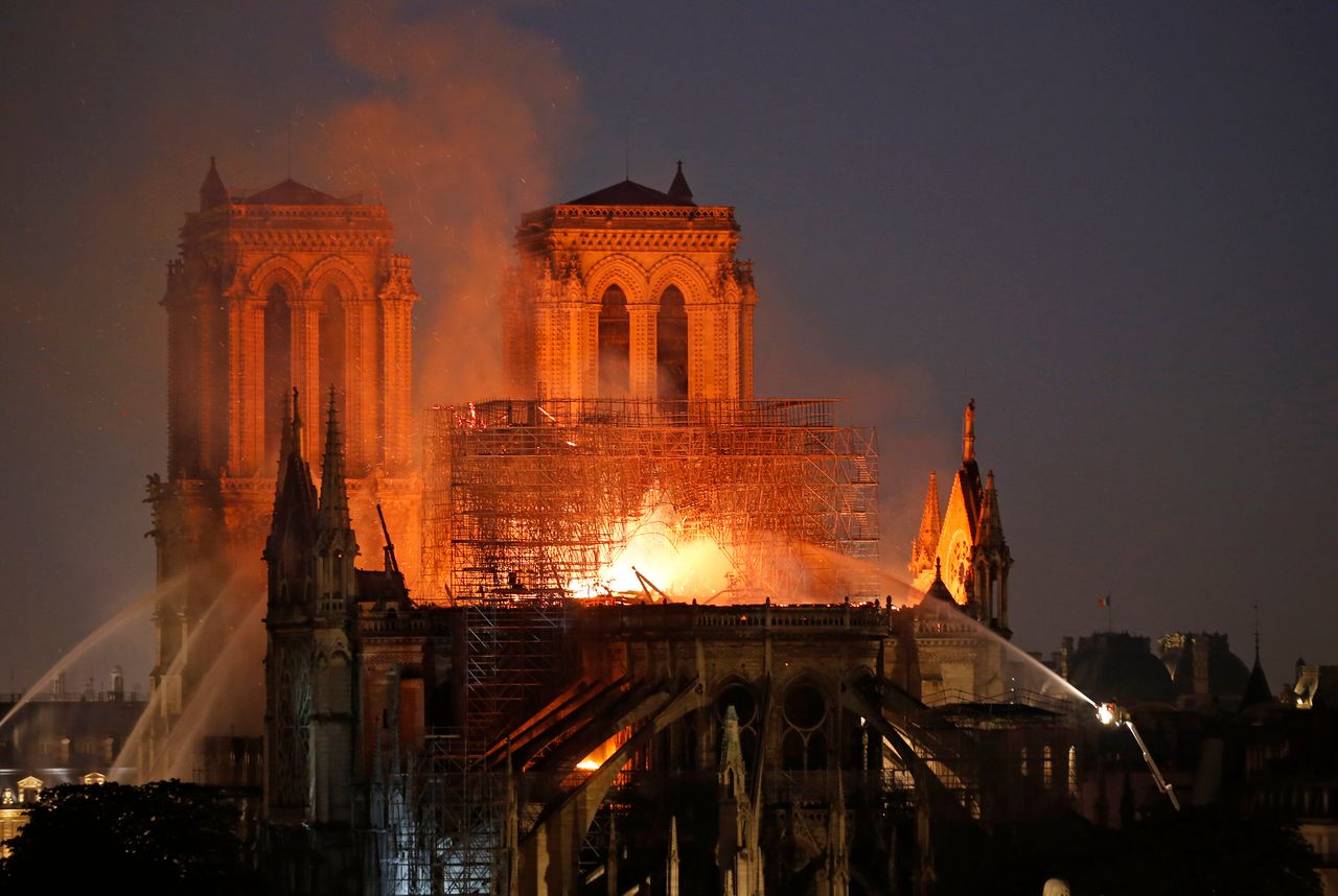 Pożar Notre Dame. Zrobiła zdjęcie "ojcu i dziecku” godzinę przed tragedią. Dziś szukają ich tysiące osób