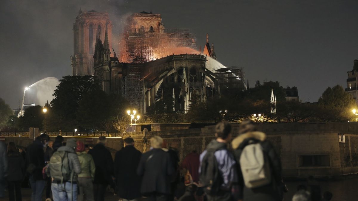 Już 700 mln euro oferują darczyńcy na odbudowę katedry.