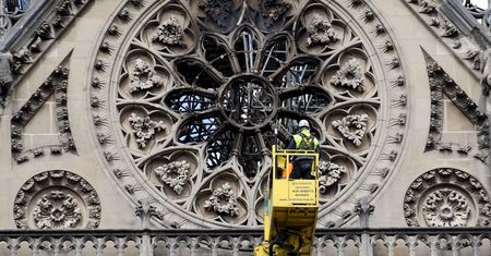 Alarm po pożarze katedry Notre Dame. Mieszkańcy muszą przebadać krew