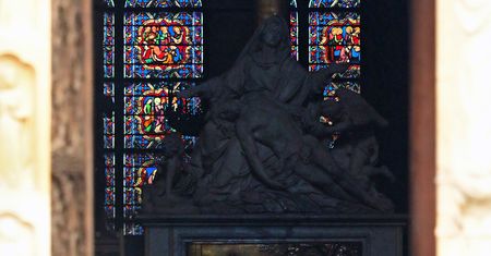Pierwsza msza w Notre Dame od czasu pożaru. Księża odprawią ją w kaskach
