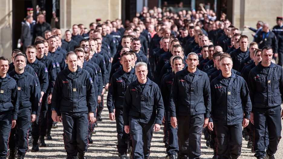 Strażacy, którzy uratowali Notre Dame, przed spotkaniem z prezydentem Macronem