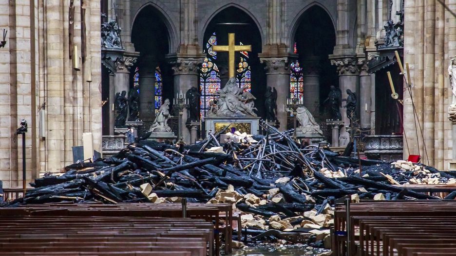 Wnętrze katedry Notre Dame po pożarze