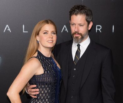 Amy Adams w czułych objęciach na czerwonym dywanie