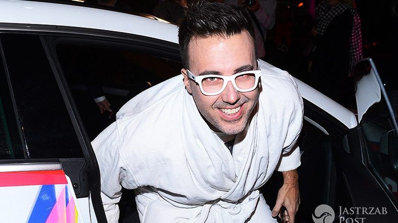 DJ Adamus w szlafroku na swoich 40. urodzinach