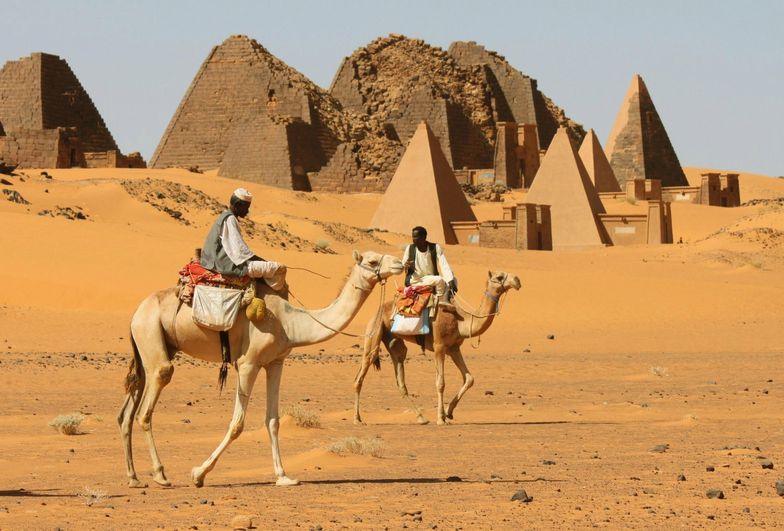 Najliczniejszą i najsłynniejszą grupę piramid można podziwiać w Meroe, ponad 200 km na północ od Chartumu