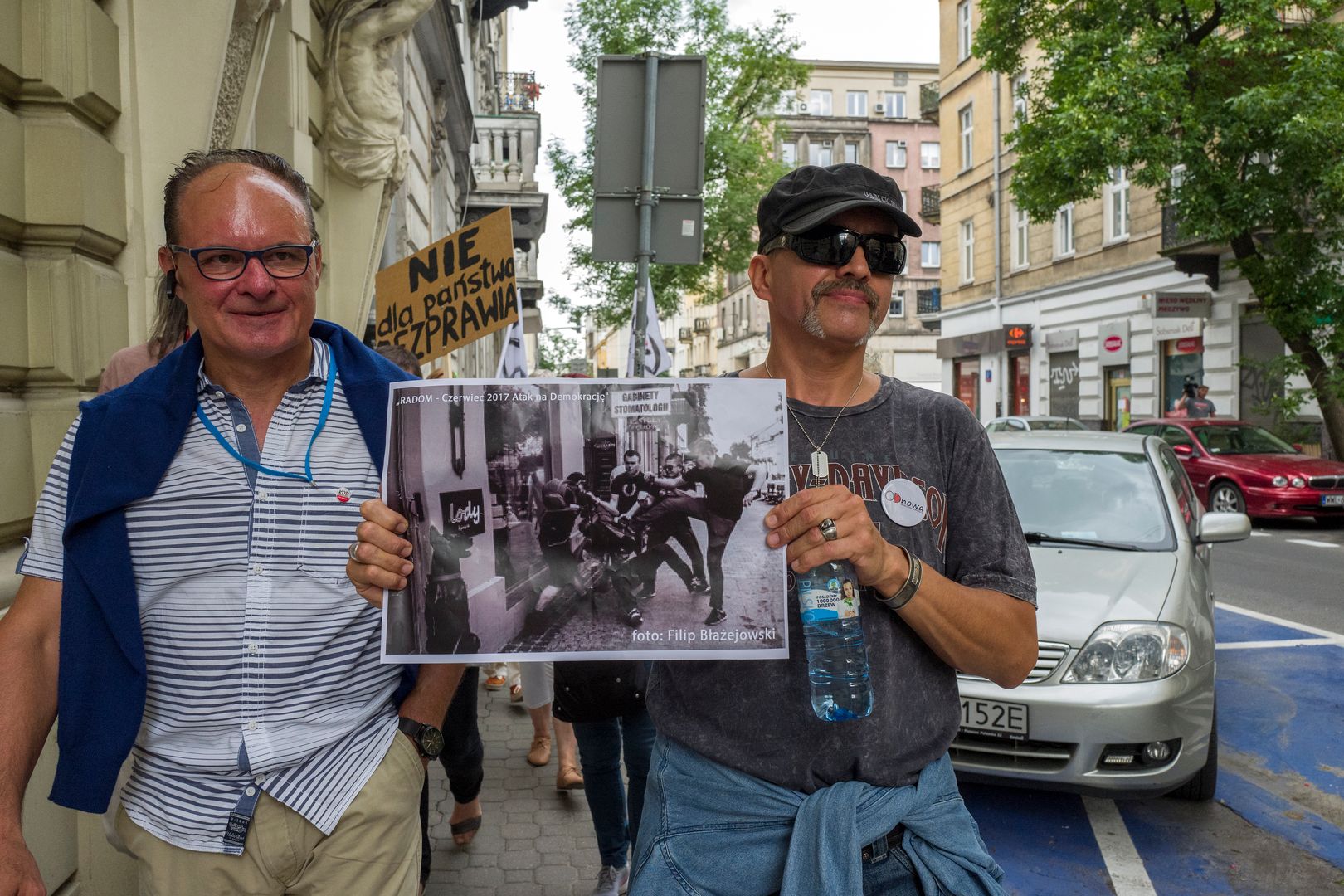 Pikieta KOD w związku z pobiciem działacza KOD. Po lewej Andrzej Majdan