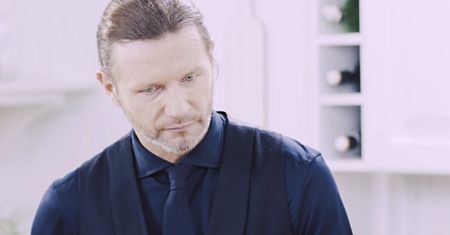 Radosław Majdan w łóżku z psem. Małgorzata Rozenek opublikowała zdjęcie