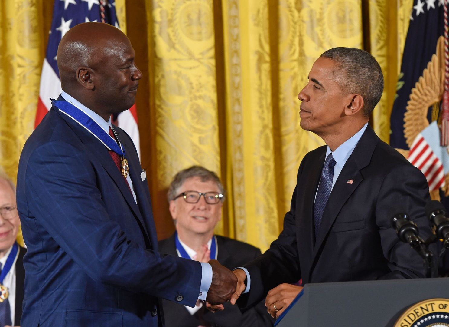 Michael Jordan odznaczany przez prezydenta Baracka Obamę (2016). 