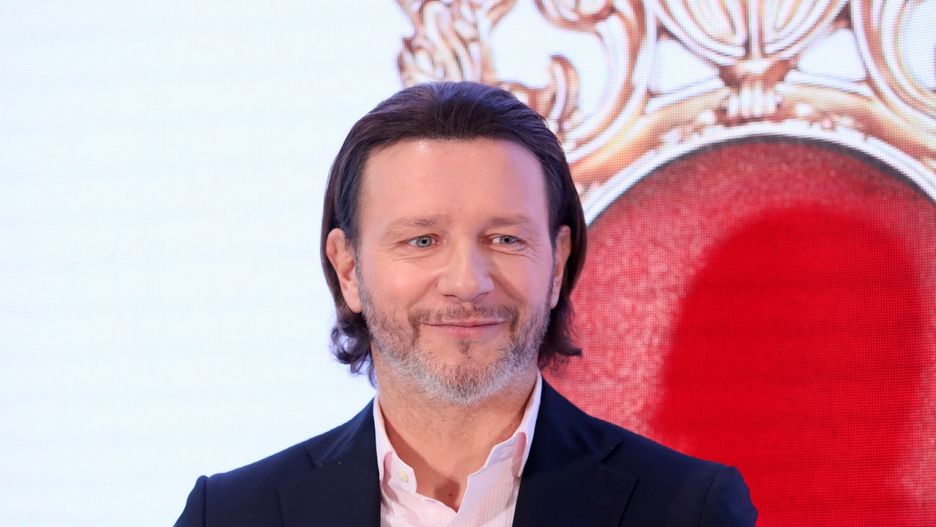 Otworzył prezent i się uśmiał.