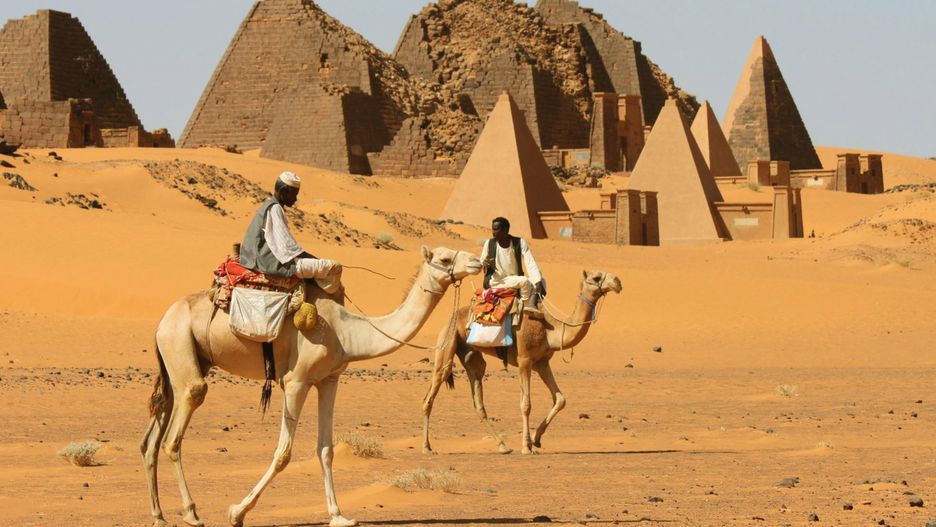 Najliczniejszą i najsłynniejszą grupę piramid można podziwiać w Meroe, ponad 200 km na północ od Chartumu