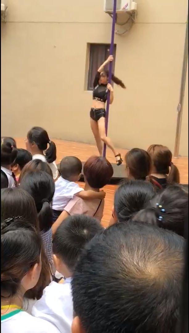 Chiny: Dyrektorka przedszkola zwolniona po zaproszeniu pole dancerki
