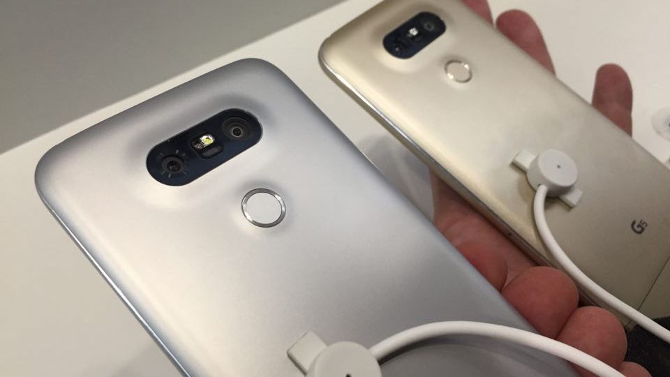 Tylna część obudowy LG G5, na której znalazł się zarówno czytnik linii papilarnych, jak i podwójny aparat fotograficzny