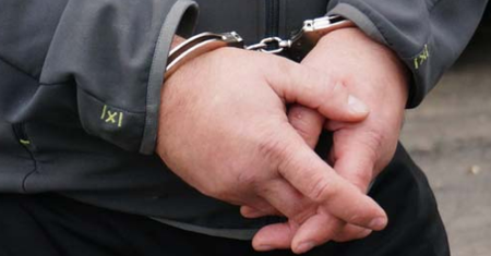 Chciał schować się przed policją. Ukrył się w wersalce