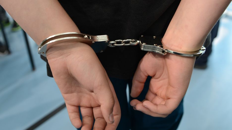 Mężczyzna jeździł autem nago, szukając nieletnich dziewczyn