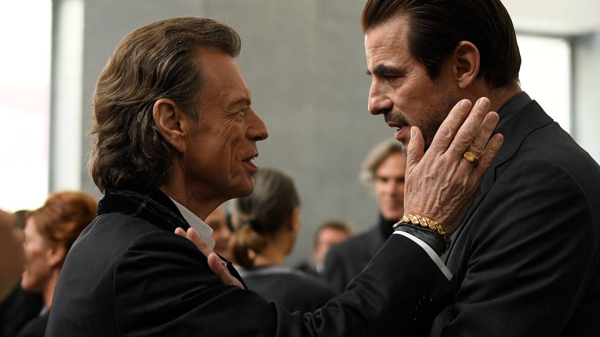 Mick Jagger i Claes Bang w filmie "Obraz pożądania". 
