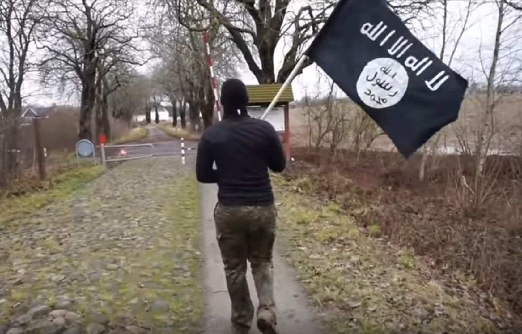 Z flagą ISIS przez niemiecką granicę. Internauta ośmieszył służby