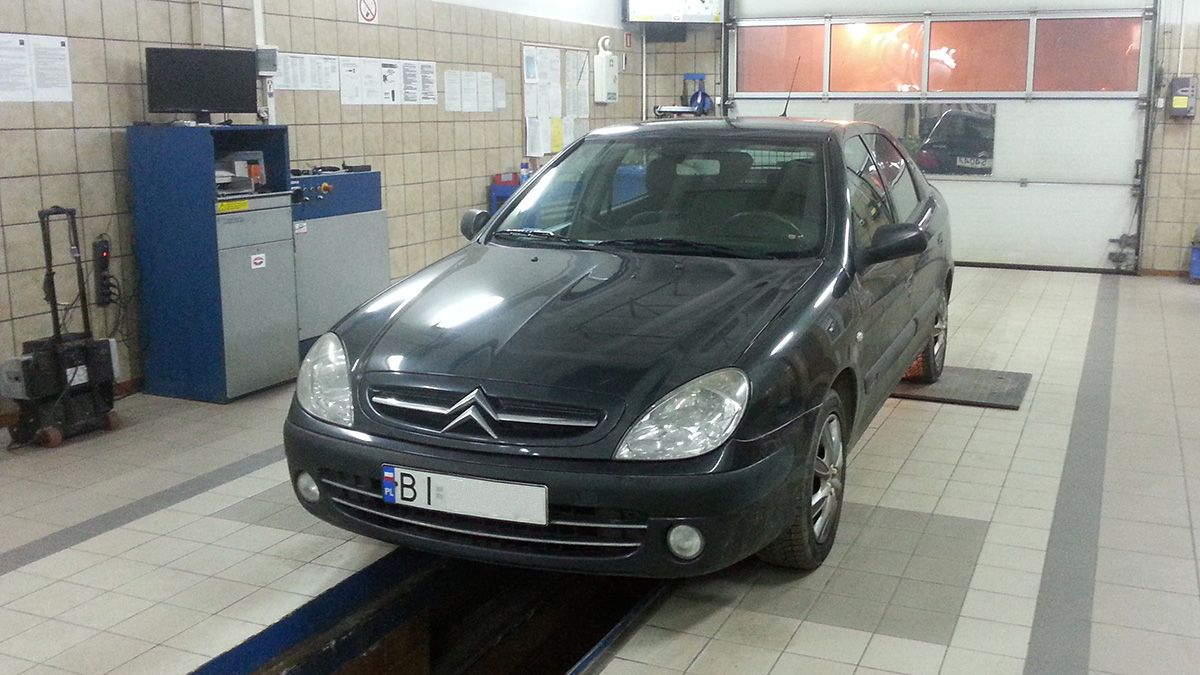 Samochód na ścieżce diagnostycznej