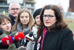 Pomnik ks. Jankowskiego w Gdańsku. Aleksandra Dulkiewicz komentuje zniszczenie