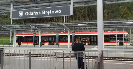 Zakopał tam 10 worków z ludzkimi ciałami. Policja przeszukuje teren wokół gdańskiej stacji PKM