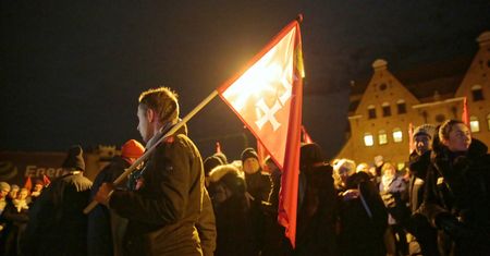 Pochód odprowadzający trumnę z ciałem prezydenta Adamowicza do Bazyliki Mariackiej