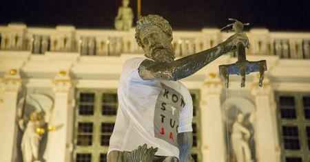 Kolejna akcja KOD-u. Gdański Neptun w koszulce "Konstytucja"