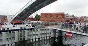 Niebezpieczna sytuacja na Motławie. Kładka idzie w dół, kapitan płynie wprost na nią