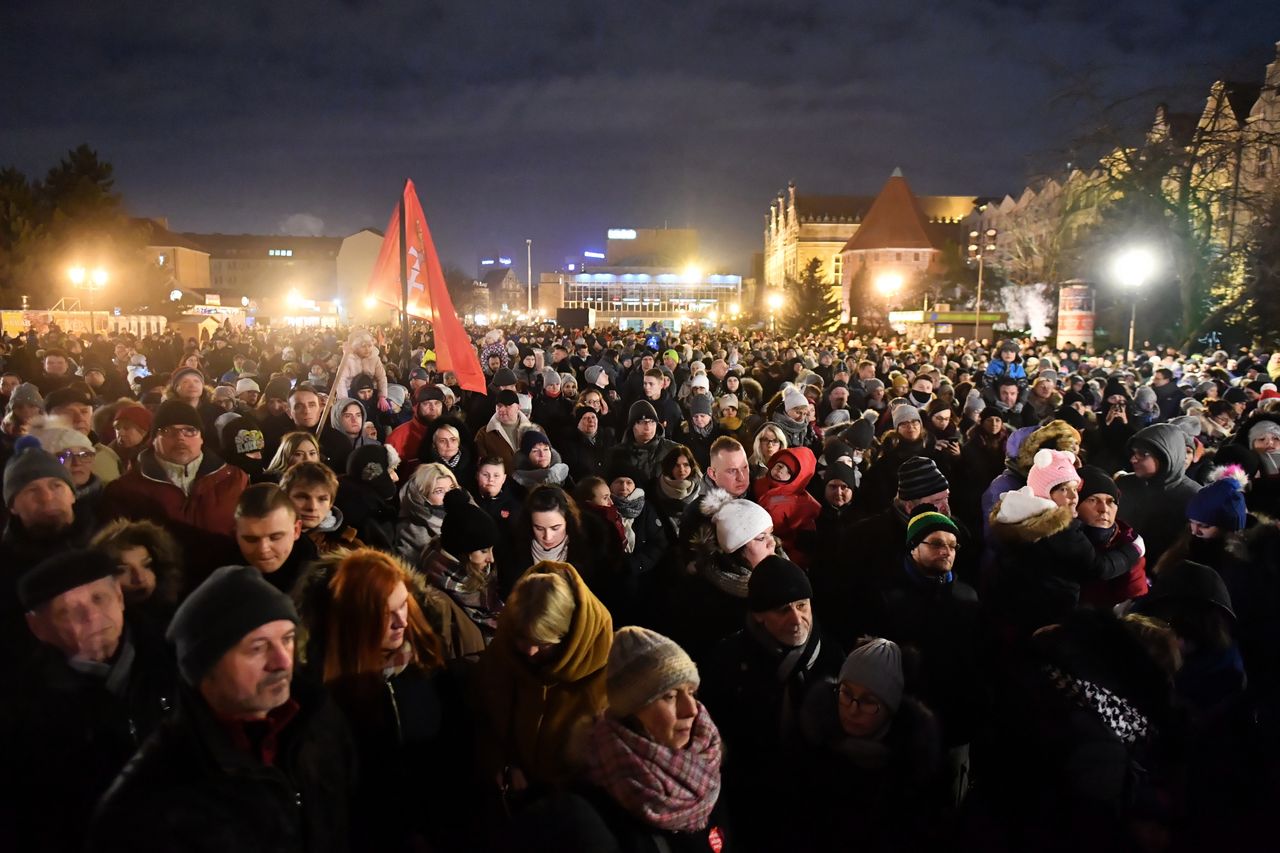 Gdańsk wspomina Pawła Adamowicza. Odsłonięcie pamiątkowej tablicy