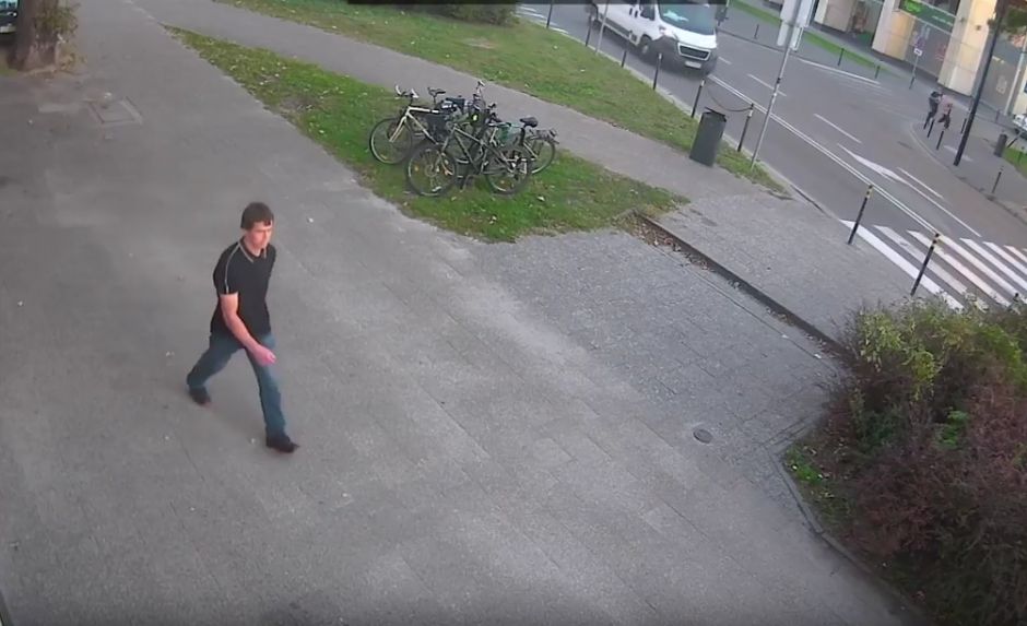 Atak na synagogę w Gdańsku. Policja publikuje nagranie. Poznajesz sprawcę?