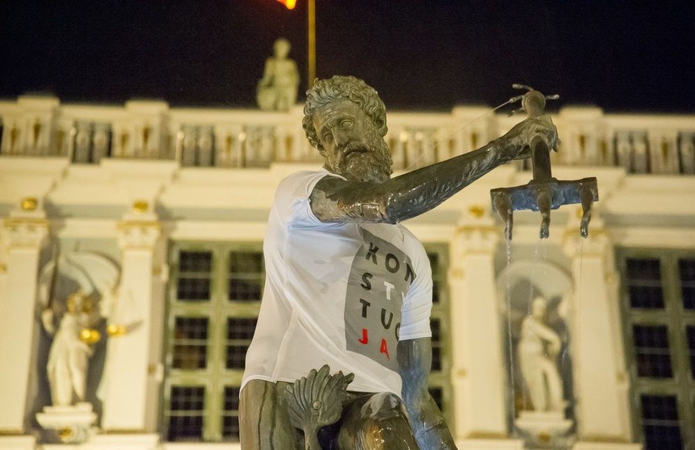 Kolejna akcja KOD-u. Gdański Neptun w koszulce "Konstytucja"