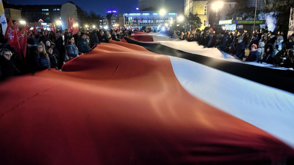 Tysiące gdańszczan zgromadziło się na Targu Węglowym, by oddać hołd Pawłowi Adamowiczowi