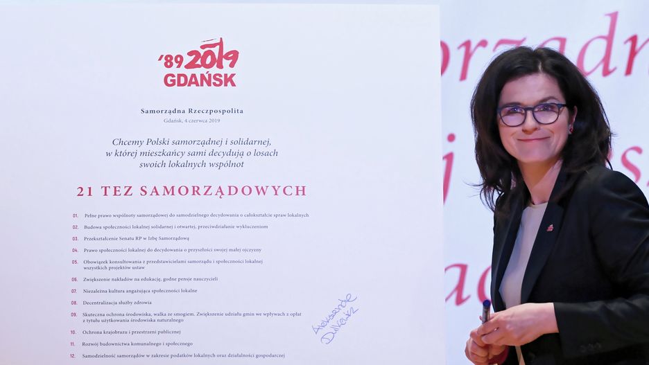 Prezydent Gdańska Aleksandra Dulkiewicz podpisuje 21 tez samorządowych (zdj. arch.)