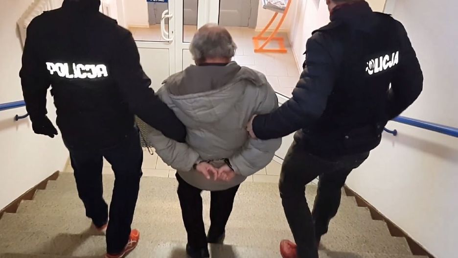 67-letniemu mężczyźnie, podejrzanemu o podjęcie czynności seksualnych wobec dzieci, grozi do 12 lat więzienia.