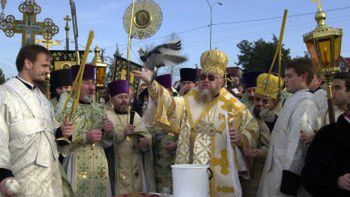 Metropolita Polski Sawa święci wodę nad zalewem w Siemiatyczach
