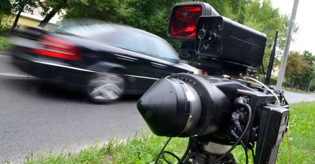 Straże miejskie bez mobilnych fotoradarów. Posłowie będą płacić mandaty