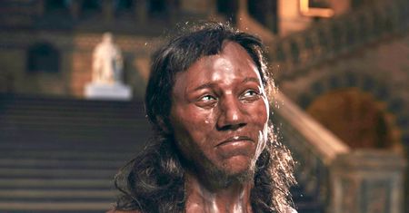Odtworzyli twarz prehistorycznego Europejczyka. Miał ciemną skórę i niebieskie oczy