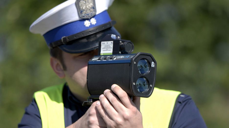 Policjant kontrolujący prędkość.