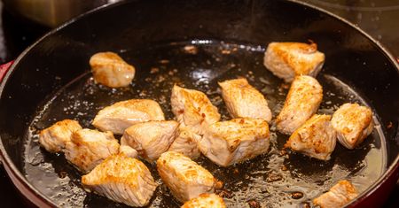 Nie ma gorszego błędu przy smażeniu kurczaka. Dlatego jest suchy i twardy jak podeszwa