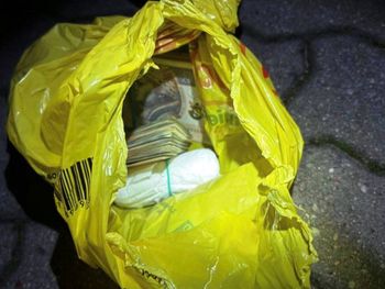 Warszawa: Spakowali 40 tysięcy złotych do foliowej torby i dali oszustce. Myśleli, że to tajna akcja policji