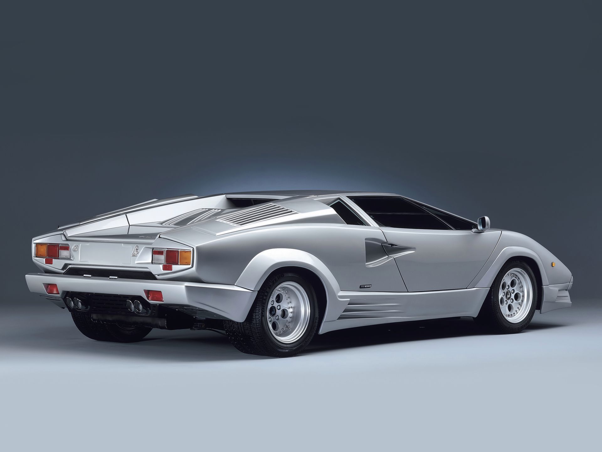 Od dekad z V12: ewolucja hipersamochodów Lamborghini 38
