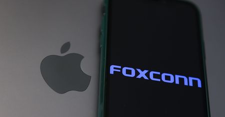 Protesty w chińskim "iPhone City". Policja tłumi, akcje Apple'a spadają