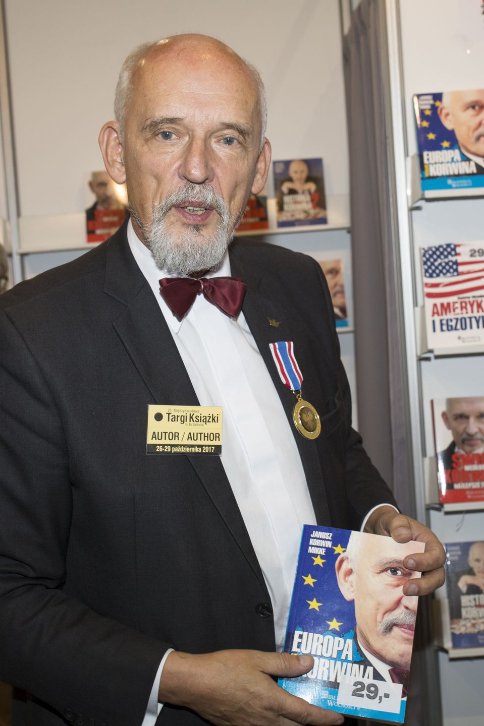 Janusz Korwin-Mikke robi zapasy cukru.