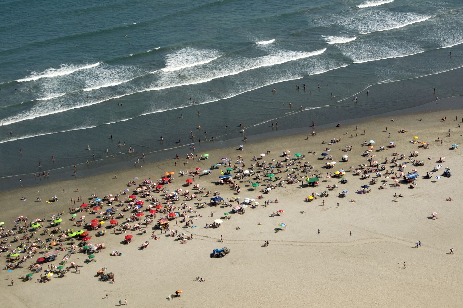 Brazylia zamknęła niemal 40 plaż. Wejście do wody zagraża zdrowiu