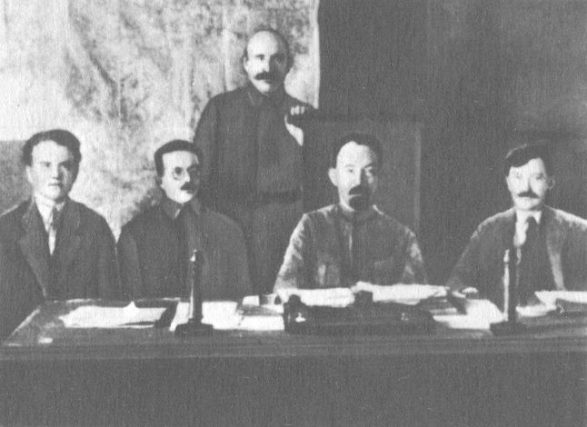 Kierownictwo Czeki. Feliks Dzierżyński drugi od prawej
