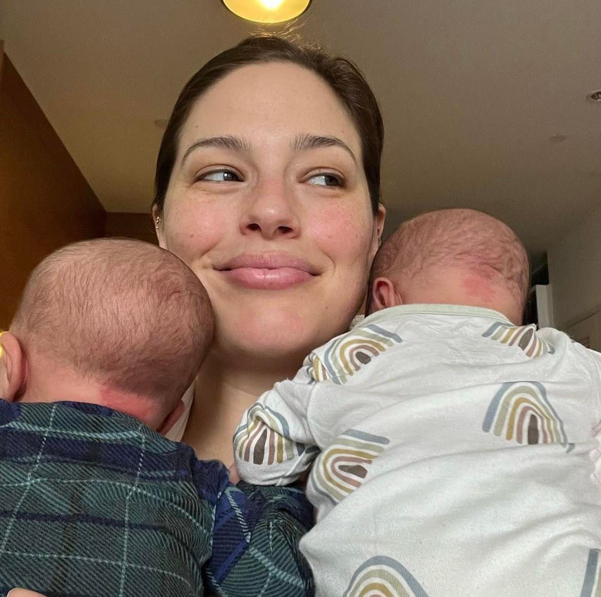 Ashley Graham pokazała rozstępy na brzuchu po bliźniaczej ciąży