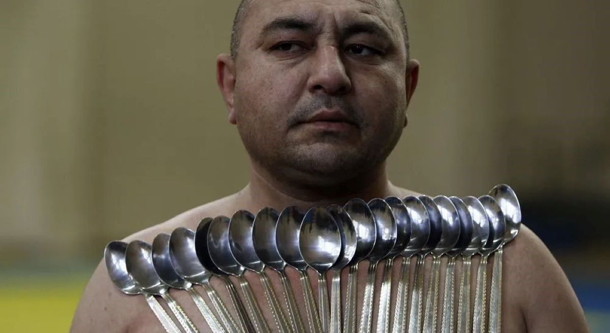 Etibar Elchyev. Człowiek, który "przyciąga" metalowe przedmioty