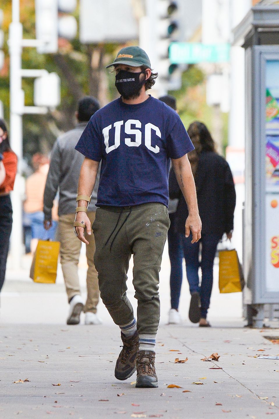 Shia LaBeouf prowokuje napisem na maseczce