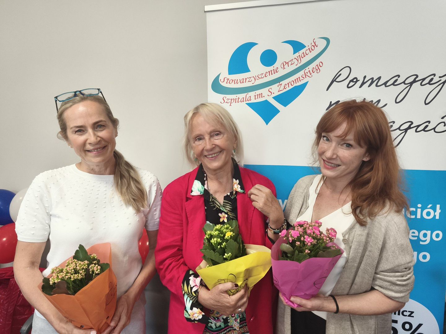 Krakowskie aktorki - Alina Kamińska, Dorota Pomykała oraz Magdalena Walach - odwiedziły 2 czerwca dzieci z oddziału pediatrycznego z Szpitala Specjalistycznego im. Stefana Żeromskiego w Krakowie.
