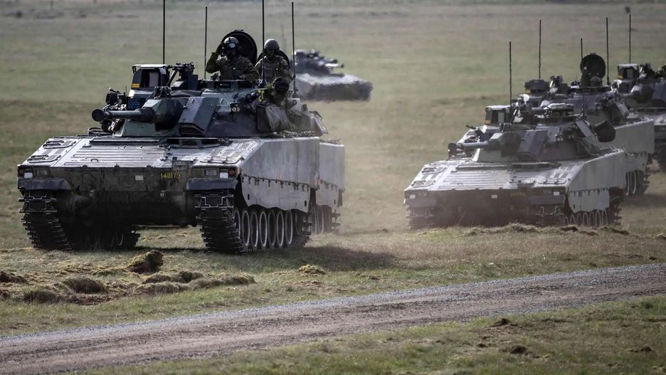 CV90 podczas ćwiczeń wojskowych na poligonie w Szwecji.