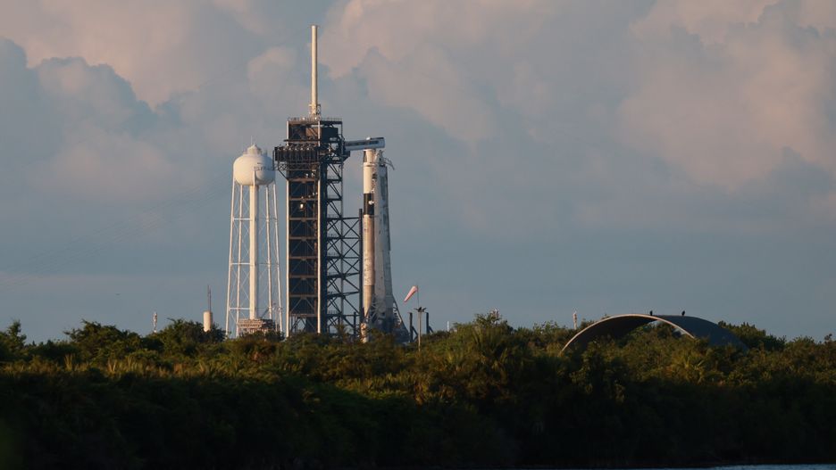 Floryda, 25.06.2025. Na zdjęciu z 24 bm. rakieta Falcon 9 na stanowisku SLC 39A w Centrum Kosmicznym Johna F. Kennedy?ego na przylądku Canaveral w amerykańskim stanie Floryda. Trwają przygotowania do wystrzelenia rakiety Falcon 9 z kapsułą Crew Dragon, która w ramach misji Axiom-4 ma zabrać czwórkę astronautów, w tym Sławosza Uznańskiego-Wiśniewskiego na Międzynarodową Stację Kosmiczną (ISS). (miwi) PAP/Leszek Szymański